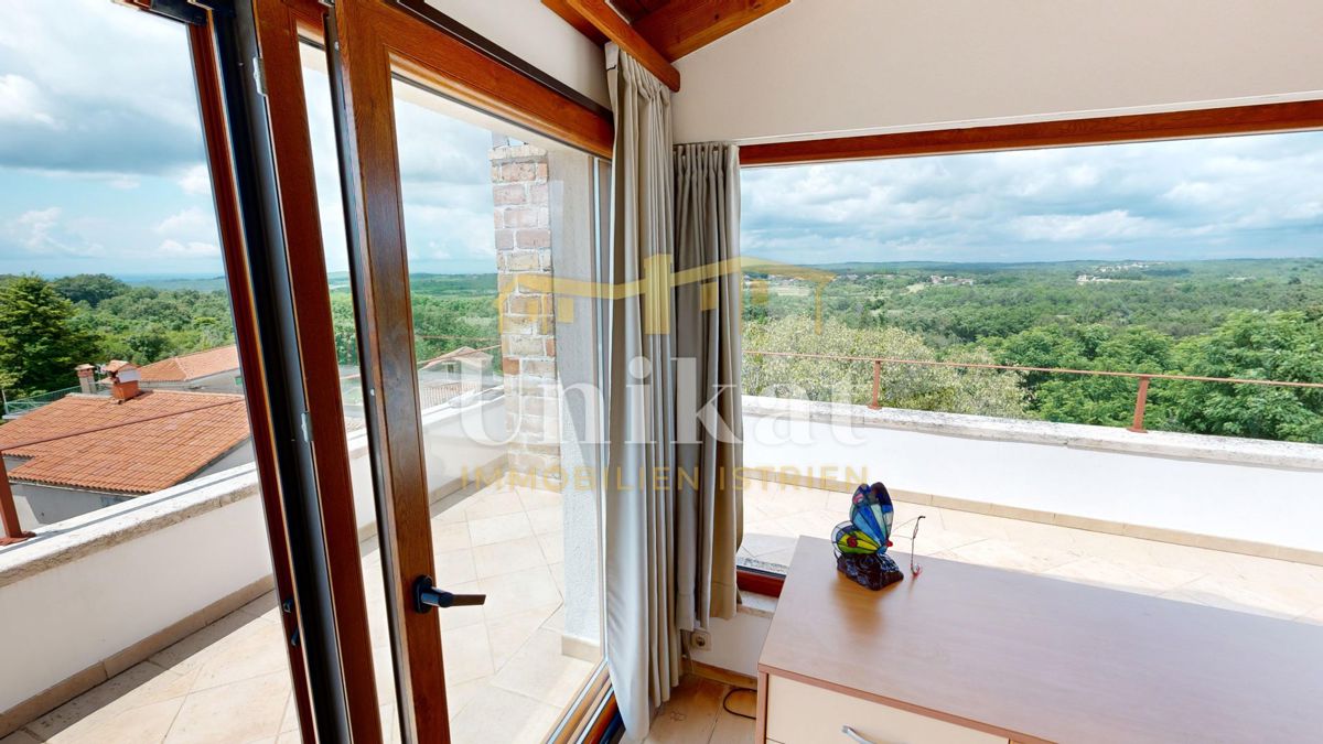 Renovirana kamnita hiša s bazenom